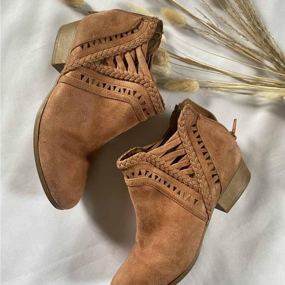 report cut outs perforated girls ankle booties blush pink size 4 like new